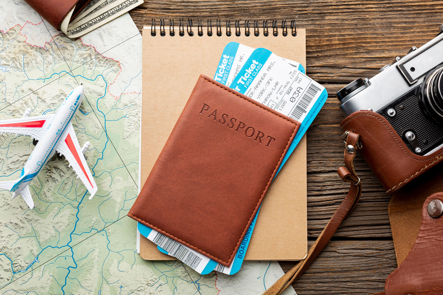 Passaporto e biglietti aerei pronti per il viaggio